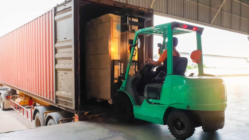 Euro paletlere dizilmiş ürünleri araca yükleme yapan bir forklift