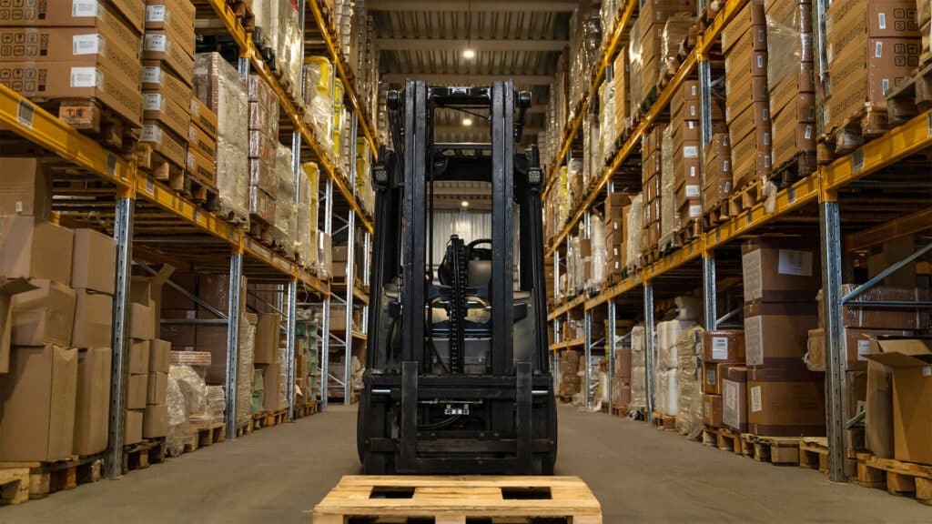 Euro paletlerle raflara ürünleri taşıyan forklift