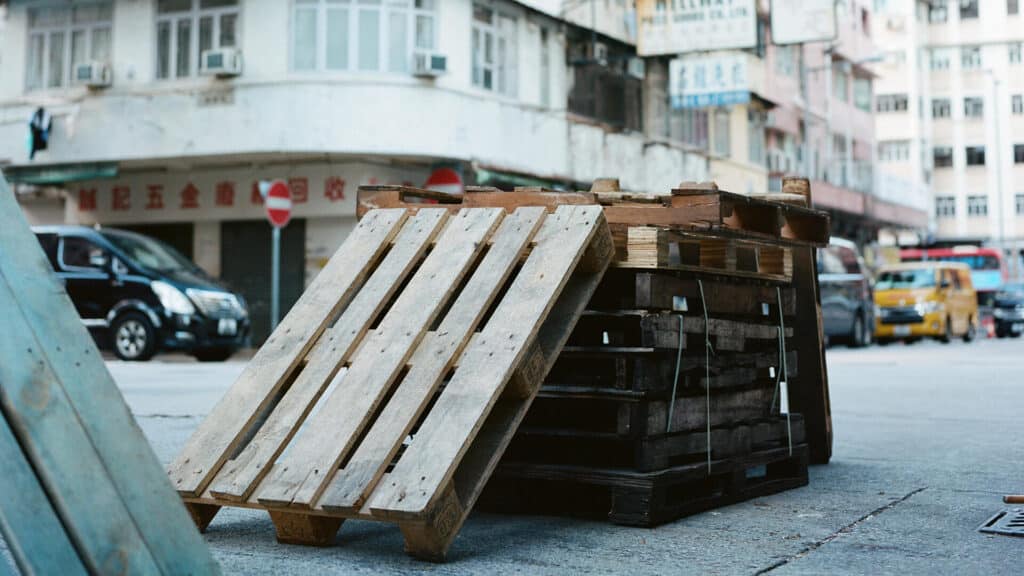 sokakta dizilmiş ikinci el paletler